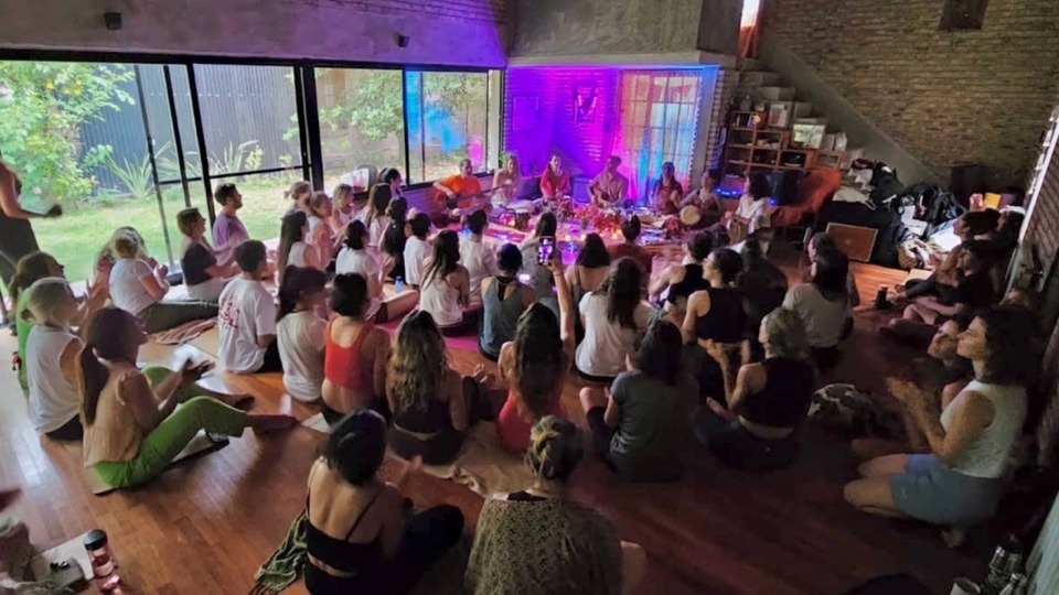 Vista amplia de Mantra Shakti guiando un kirtan ante un grupo sentado en ronda