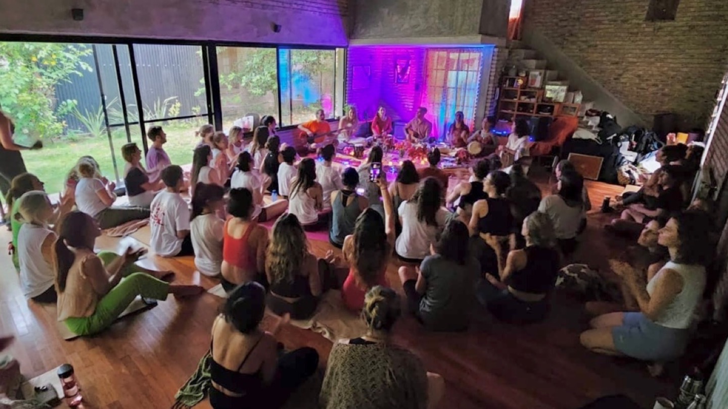 Mantra Shakti y participantes compartiendo un encuentro de kirtan en un espacio interior